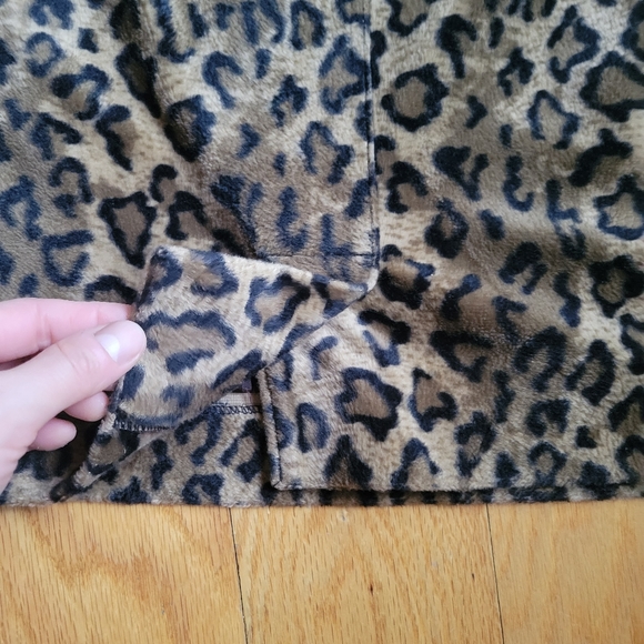 Sexy leopard print faux fur mini pencil skirt with flattering booty darts - Picture 4 of 5